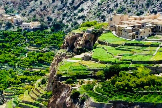4-Days Private Jamila Sightseeing Tour - Day 1: Bimmah Sinkhole, Wadi Shab, and turtle country