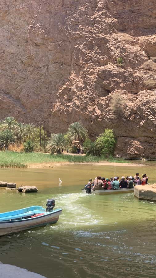 From Muscat: Wadi Shab & Sinkhole Private Tour & Free Lunch - The 40-minute walk into Wadi Shab