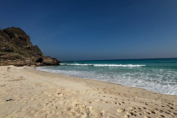 Full-Day Private Salalah West Tour with Lunch - Al Mughsail Beach, with shade and mountain views