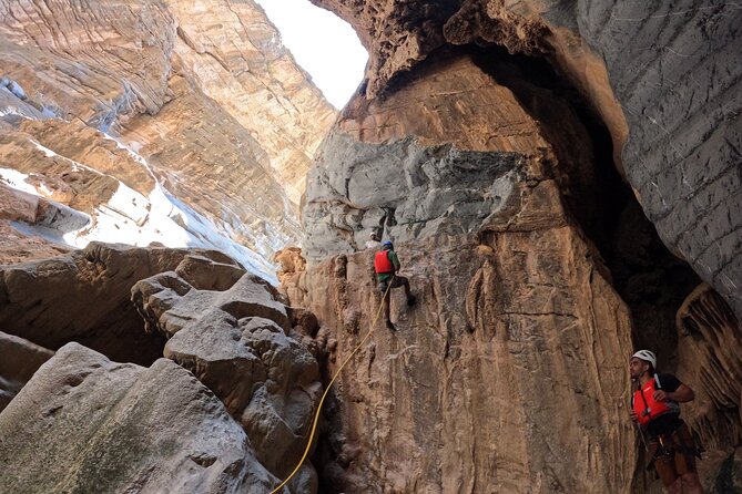 Full Day - Snake Canyon Adventure Tour in Jebel Shams region - Entering the Canyon: Boulders, Walls, and Caves