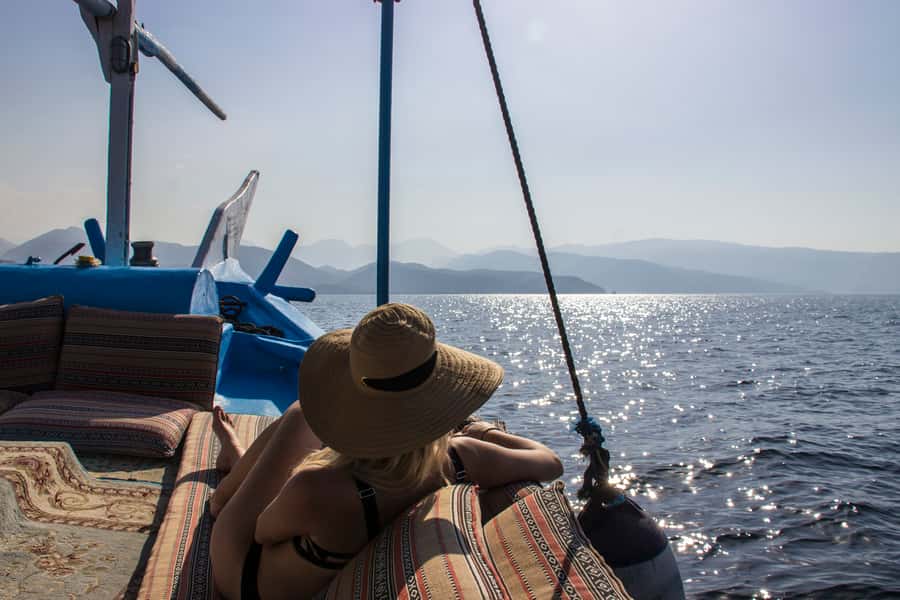 Musandam Khasab Full-Day Cruise with Transfers & Lunch - Telegraph Island and the first water stop