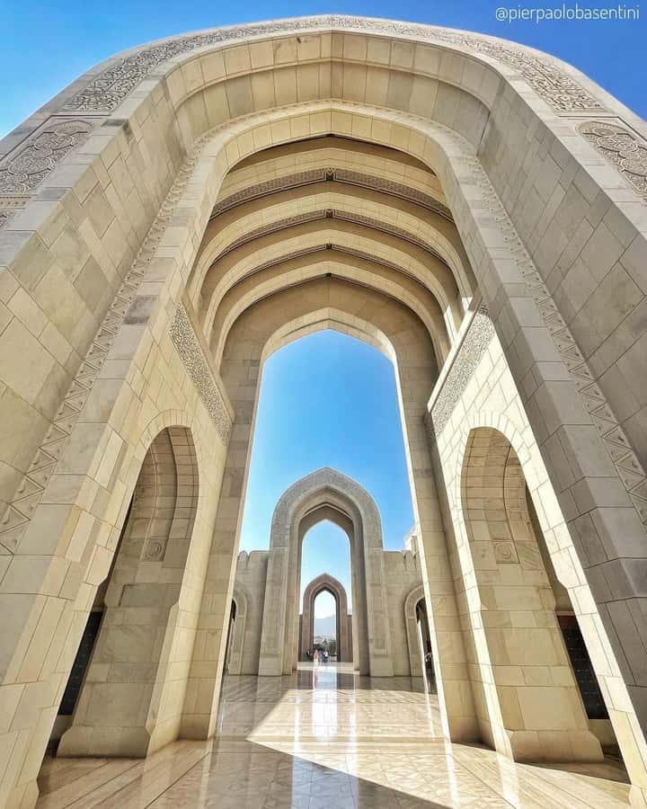 Muscat City Tour and life with Omani Guy ( luxury car). - What the private car changes