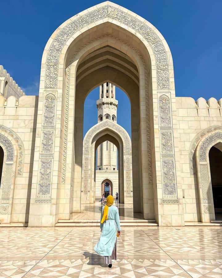 Muscat City Tour and life with Omani Guy ( luxury car). - A guide who talks about life in Oman
