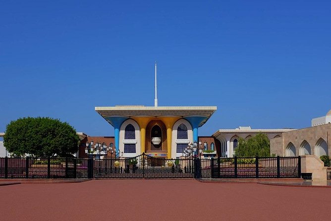 Muscat City Tour frensh or Italien Guide - Al Alam Palace and the Portuguese forts