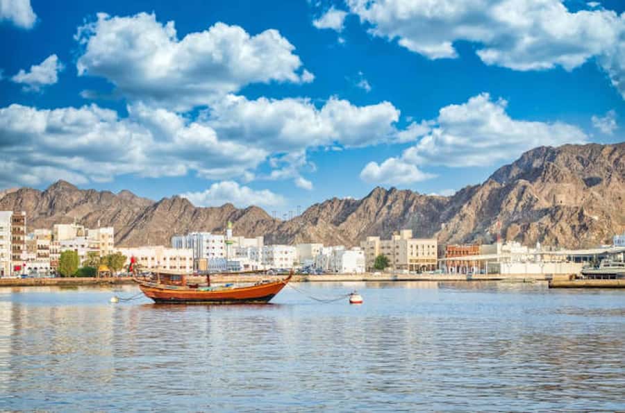 muscat city tour with pick up SMALL GROUP 7 PEOPLE MAX - The Friday alternative: Muttrah Fort and Qantab viewpoint