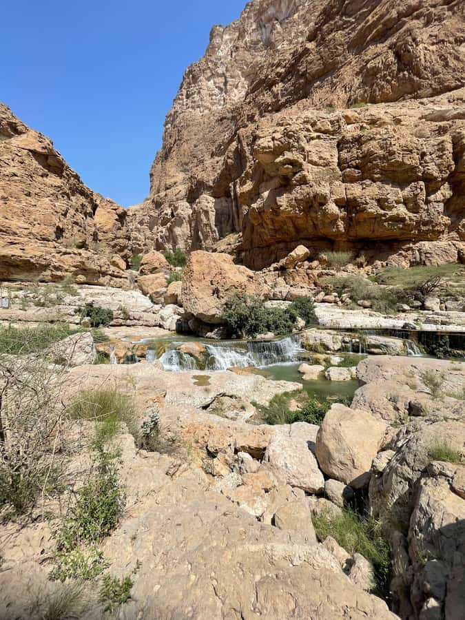 Muscat: Full-Day Wadi Shab & Bimmah Sinkhole Private Tour - Lunch and the taste of ordinary Oman