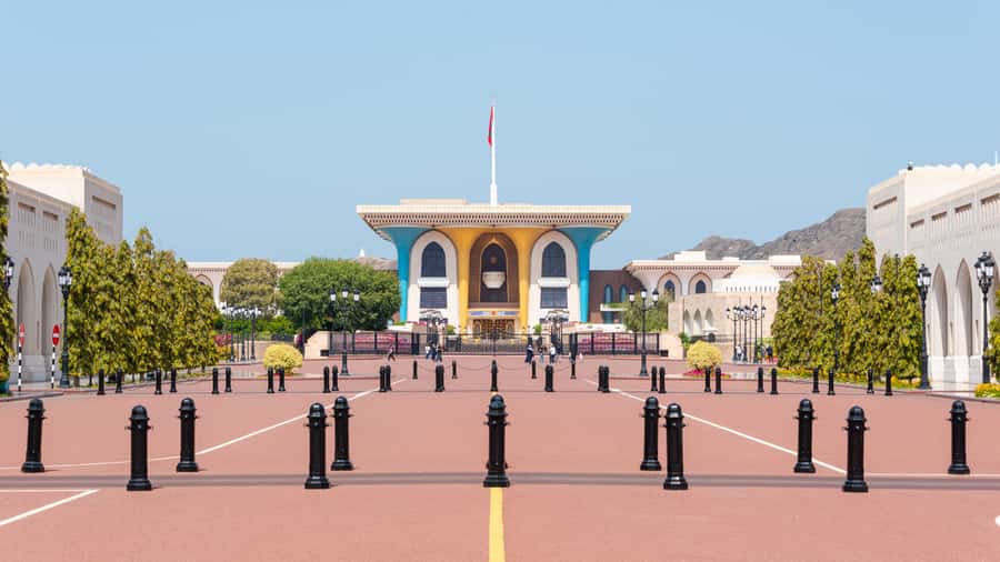 Muscat: Guided Landmarks Tour - Sultan Qaboos Grand Mosque: start early and dress properly