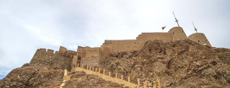 Muscat: Muttrah Fort Entry Ticket - Climbing the hill above Muttrah