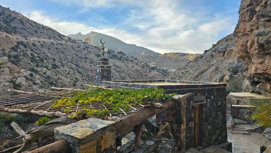 Muscat: Nizwa and Al Jabal Al Akhdar Private Tour with Lunch - Climbing to Jabal Akhdar, Oman’s Green Mountain