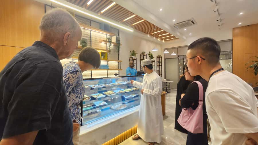Muscat: Omani Food Tour with Shuwa & Halwa - Halwa and coffee: a sweet Omani ritual