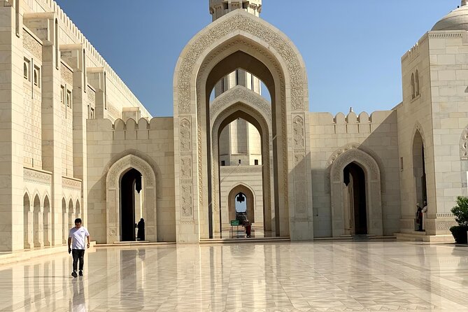 Muscat Tour - Half day - Sultan Qaboos Grand Mosque: begin with Muscat’s great interior