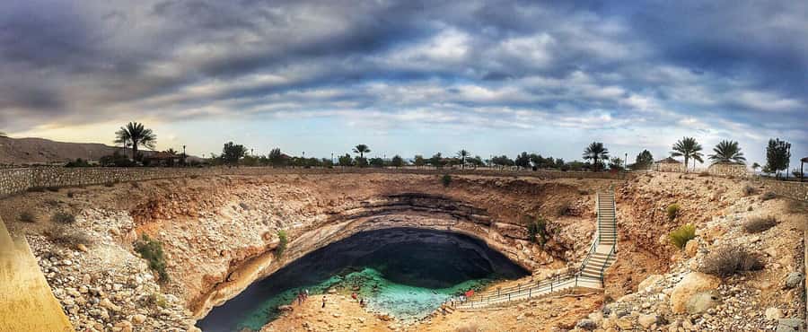 Muscat: Wadi Shab and Bimmah Sinkhole Full-Day Tour - Lunch gives the day a useful pause