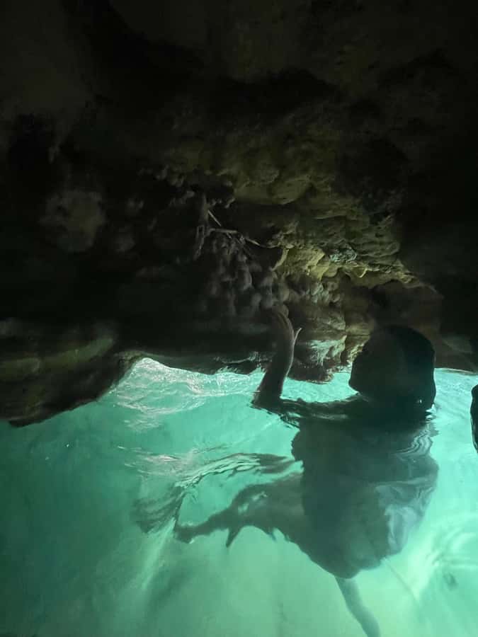 Muscat: Wadi Shab, Romantic Cave and Sinkhole Full-day Trip - Walking into the canyon