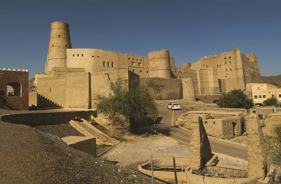 Nizwa Heritage & Culture Full Day Tour with Audio Guiding - The early pickup and road to Oman’s interior