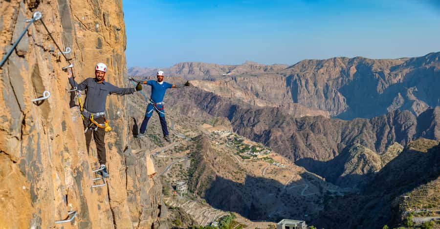 Nizwa: Jebel Shams Balcony Walk and Via Ferrata Adventure - Finding the hidden pool