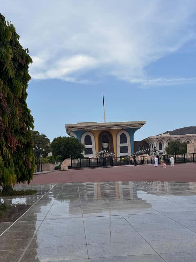 Oman:Group Muscat City Tour With Pick Up & Free Lunch/Dinner - Mutrah Fort and the two harbor forts