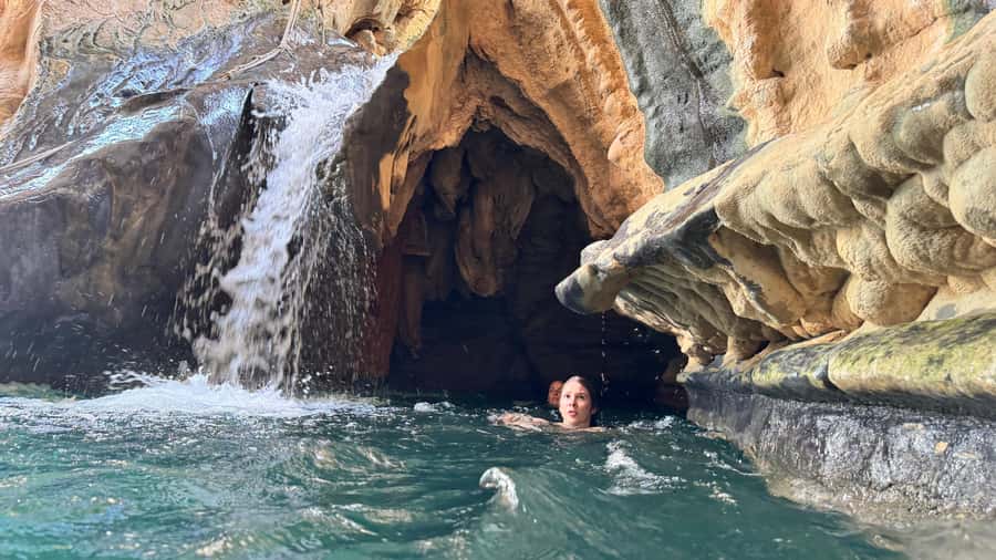 Oman’s Hidden Gems: Wadi Shab & Bimmah Sinkhole - What the guides add to the day