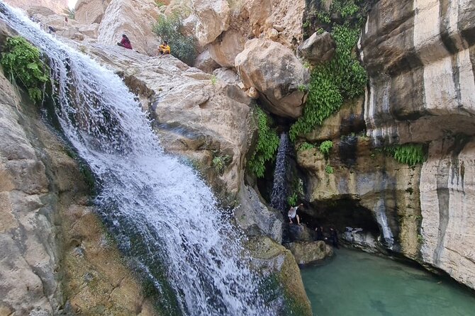 Private Wadi Tiwi - Bimmah Sinkhole - White Sand Beach - Full Day Tour - Riding in a private 4WD