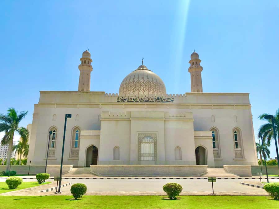 Salalah City Tour: Discover the Best of Oman’s Coastal Gem - Sultan Qaboos Mosque: begin with Omani design