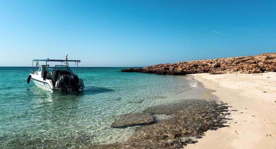 Snorkeling with turtles at Ad Daymaniyat Islands - What the three-hour snorkeling stop feels like