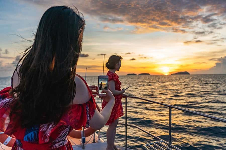 Sunset Dhow Cruise - Who should book this dhow cruise