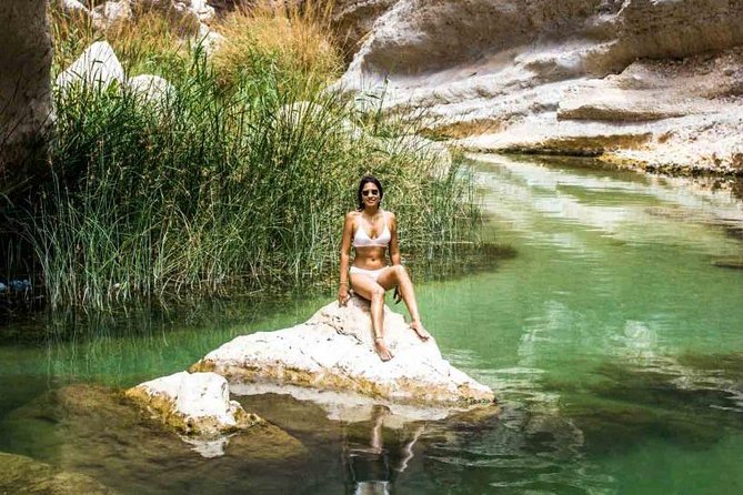 Wadi Shab full day tour (Muscat tours) : Private & custom tours - Walking into Wadi Shab