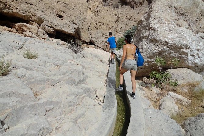 Wadi Shab full day tour (Muscat tours) : Private & custom tours - Swimming through pools to the cave waterfall